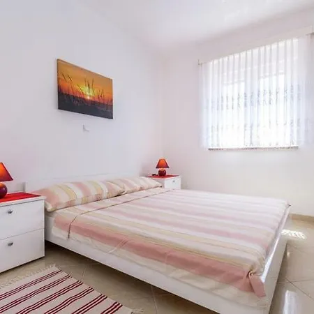 For Up To Five Persons, Only 500m From The Apartamento